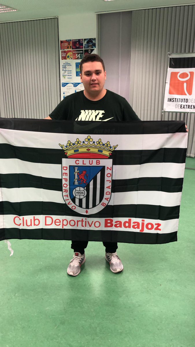 TerceraNews's tweet photo. Ayer fue nuestro torneo presencial de FIFA en @FeriaBadaGame y no podemos estar más orgullosos y agradecidos de la acogida del público.

Enhorabuena a todos por el nivel dado y gracias a @Chris_Ramos11, @AlexCorredera10 y @sergi_maestre por venir.

¡Aúpa @CDBadajoz! ⚪⚫ https://t.co/QIKybR5IS0