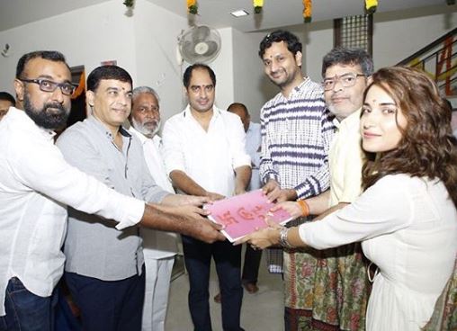 TeluguUltra's tweet photo. #SrinivasAvsarala &amp; #RuhaniSharma's #NootokkaJillalaAndagadu movie opening pictures! https://t.co/LuCdQjNqwZ