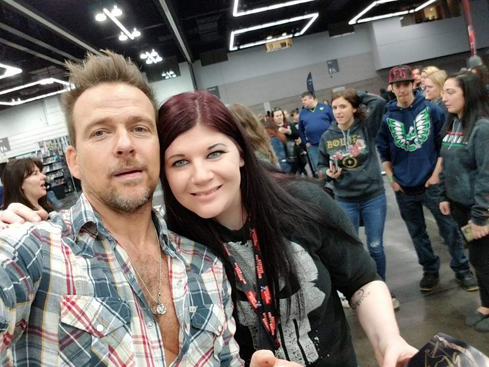 Cobain4life's tweet photo. I'm watching Dexter with my dad and I'm in season 8, then boom! @seanflanery is here! It got my dads attention so now I'm finally getting him to watch @BoondockSaints 😎 not too mention I get time brag that I met him 😍 #winning #Dexter #seanpatrickflanery #biggestfanever https://t.co/fUwuq5XKaU
