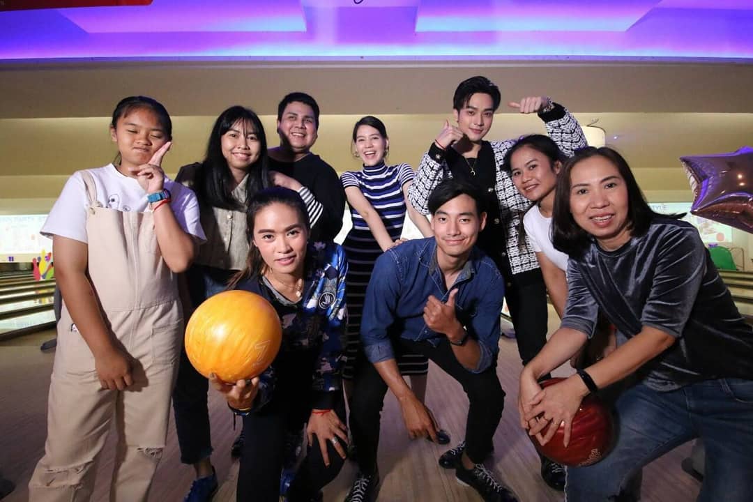 HaloThailand's tweet photo. สนุกกันอย่างเต็มที่​กับกิจกรรม #แข่งโยนโบว์ลโชว์คอสเพลย์ กับซีรีส์ดัง #มหัศจรรย์รักข้ามกระดาษ พร้อมกระทบไหล่นักแสดงอย่างใกล้ชิด​กับ​"โอบ โอบนิธิ" "อาร์ม วรท" และ "ปราง ฉัตรา โบ๊ด​"
#MyDearWarrior
#TrueVisions
#Oabnithi #ArmVarot #chatrabaude https://t.co/k8eg63ZWeA