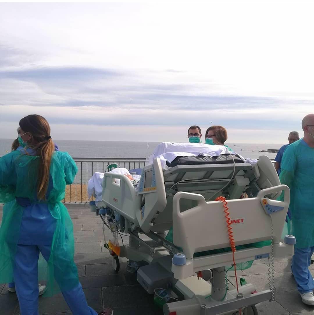 julpascual's tweet photo. Ayer un paciente con ingreso prolongado en la UCI @hospitaldelmar salió a ver el mar con su familia. Això no ho pot fer tothom!! @mar_uci https://t.co/ct4o8YRWth