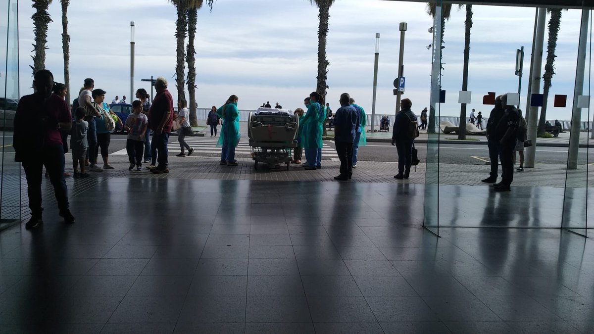 julpascual's tweet photo. Ayer un paciente con ingreso prolongado en la UCI @hospitaldelmar salió a ver el mar con su familia. Això no ho pot fer tothom!! @mar_uci https://t.co/ct4o8YRWth