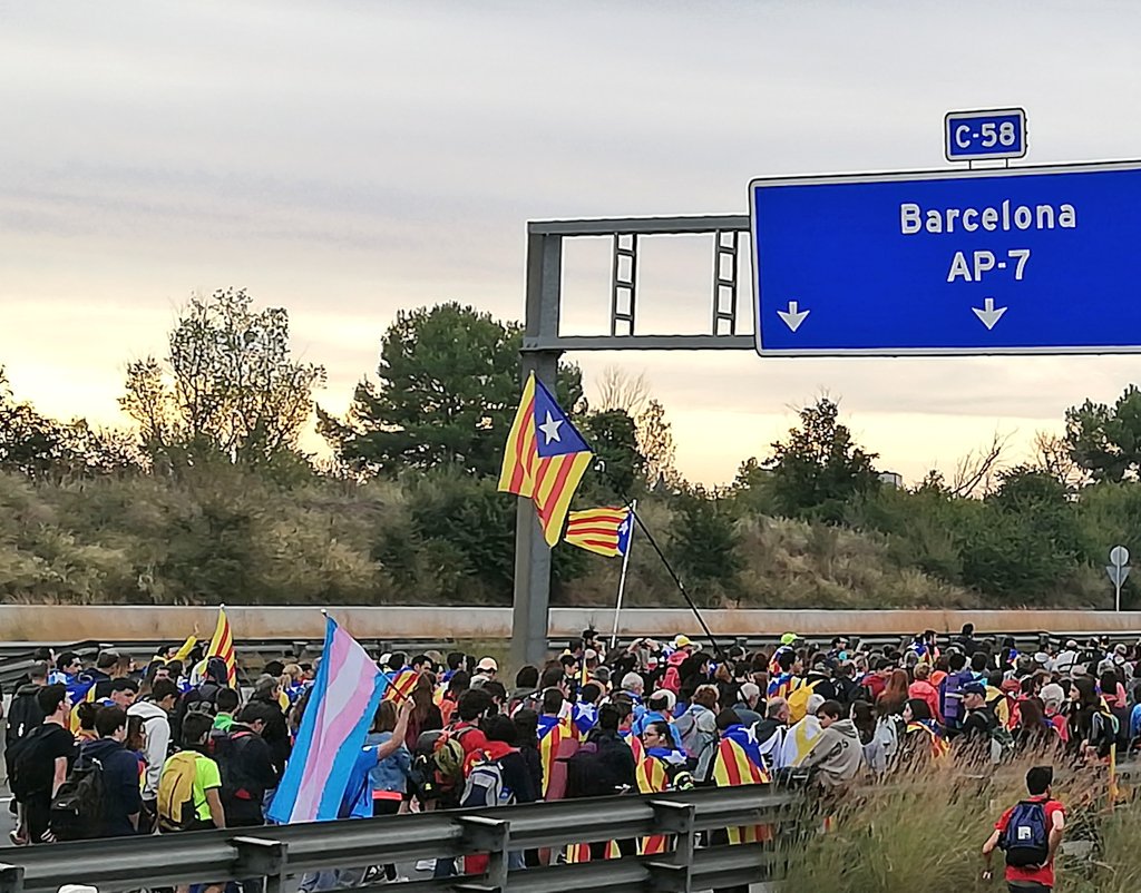 GeneremOrg's tweet photo. Sí, una bandera trans puede estar ahí, como en cualquier otra manifestación que reclame derechos. Somos parte integral de la sociedad, con las interseccionalidades que nos correspondan.

Nuestros derechos son derechos de todxs, los derechos de todxs son nuestros derechos. https://t.co/UzvmJH6cqa