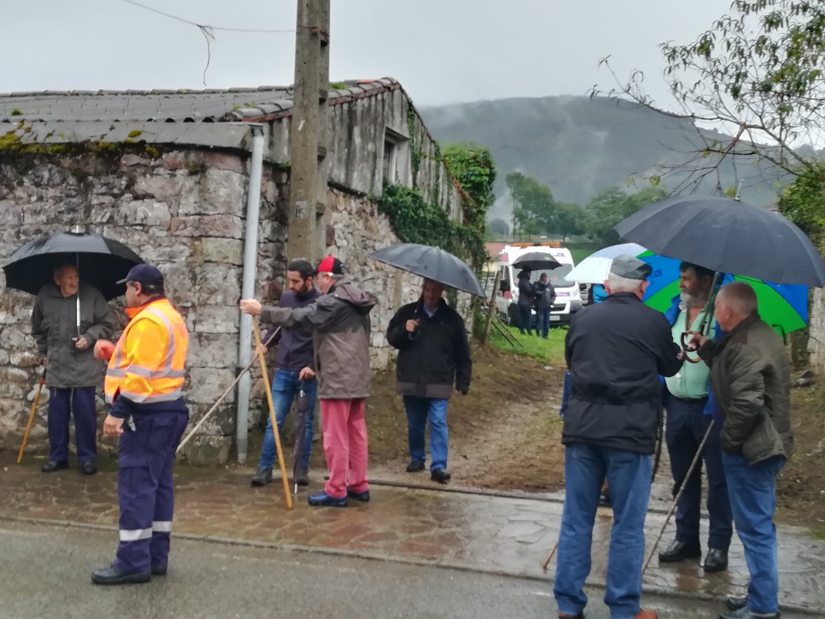 PC_CabezonSal's tweet photo. 📢Estamos en la Feria de Ganado de #Mazcuerras junto a @pcmazcuerras, #PCRuente y una 🚑#SVB de @AmberneSA. Si nos necesitas y no nos ves llama al 🆘📞1️⃣1️⃣2️⃣ @112Cantabria #ProtecciónCivil #Preventivos #seguridad #LasProtesCuentan https://t.co/hiPBFbpK6R