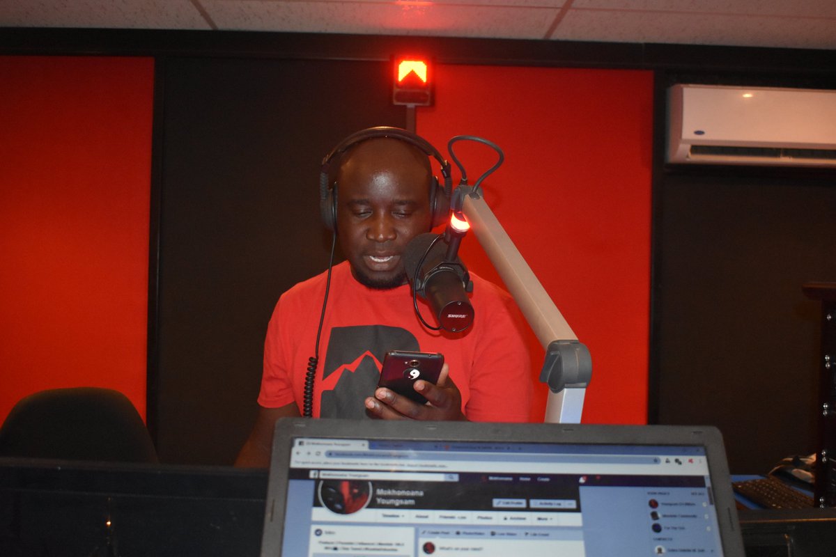Youngsam____'s tweet photo. TOP 5 SONGS OFF WEEK 42 | #TheYouthExpress

3 – @akaworldwide  ft @YoungstaCpt – Main Ous 
2 – @mobidixon  @Nomcebo ft T-Love - Kobanini 
1 - @ShaShaOfficial_  ft @samthingsoweto - Abondaba https://t.co/zrXs8hw5sy