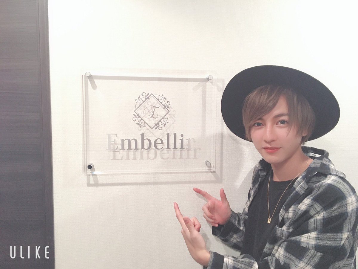 HOST_TV's tweet photo. AAAで不動のNo.1✨を誇る、蓮幹部補佐の営業後に密着させていただきました📷🌈
美容にとことんこだわる😳彼の美容ルーティーンや、ホストに転身するまでのこれまでの人生など、プライベートを赤裸々に語っていただきました‼️
愛嬌たっぷり💓の一面をぜひお見逃しなく💓
#ホストTV https://t.co/5PhY6QRxPn