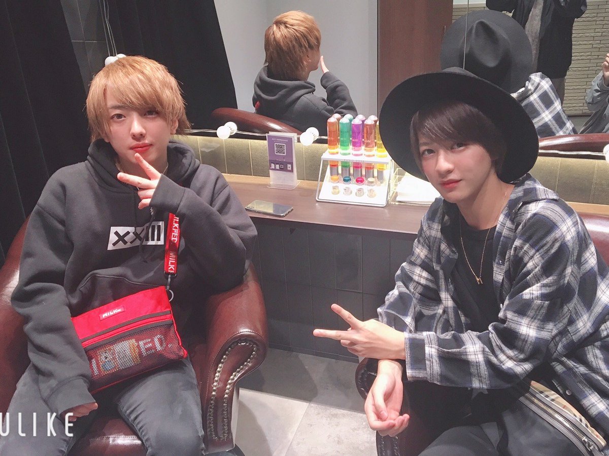 HOST_TV's tweet photo. AAAで不動のNo.1✨を誇る、蓮幹部補佐の営業後に密着させていただきました📷🌈
美容にとことんこだわる😳彼の美容ルーティーンや、ホストに転身するまでのこれまでの人生など、プライベートを赤裸々に語っていただきました‼️
愛嬌たっぷり💓の一面をぜひお見逃しなく💓
#ホストTV https://t.co/5PhY6QRxPn