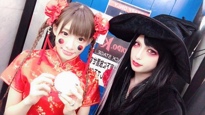 ぴかりんこと椎名ひかりさんときるしゅたいん🔮✨同じく魔界のアーティストさん！！御会いできてありがたき😁その中華まん私にください！！！中身は肉まんですか？あんまんですか？笑笑 https://t.co/