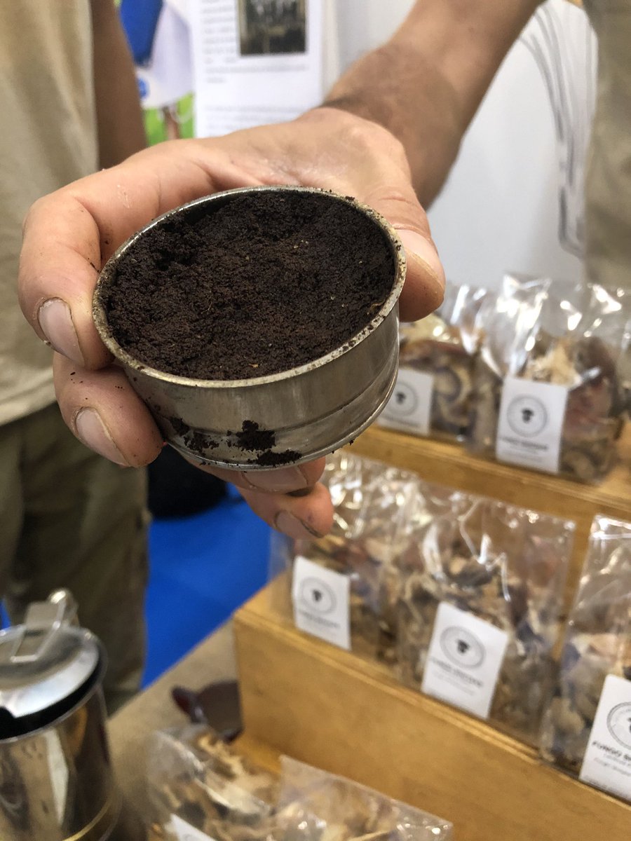 MakerFaireRome's tweet photo. Lo sapevate che dai fondi di caffé si possono coltivare funghi. Commestibili, e pure buoni! Venite a provarli al pad.3 G2 #FunghiEspresso #AgricolturaCircolare #MFR19 #MakerFaireRome https://t.co/Td03YFI7Ug