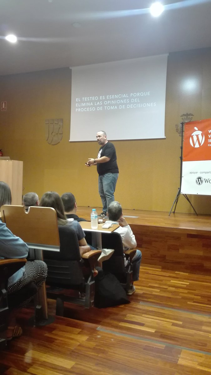 macarena7571's tweet photo. Continuamos en la #WCVLC con @pablomoratinos - A/B Testing con #WordPress https://t.co/P6P7E7lzQi