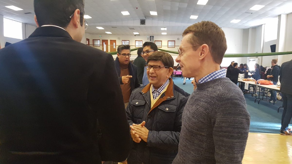 A heartwarming and fun start to the day and to the seasonal Diwali events with the #DiwaliBasketBrigade this morning packing hampers for families in need, complete with recipes and Diwali cards #festivaloflights #HappyDiwali