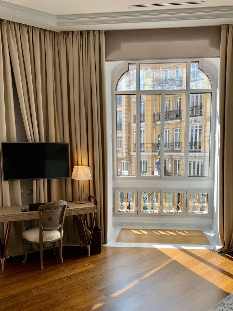 PKsList's tweet photo. We’re in love🥰 with our Corner Junior Suite @HotelUrso with its high ceilings &amp; huge windows letting in plenty of light✨ Our bedroom is decorated in soft tones, with blackout curtains, &amp; soundproofing so there’s no excuse to not get a good night’s sleep💤 #800daysaroundtheworld https://t.co/S96sBcNttQ