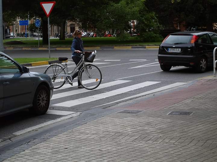 policiapinto's tweet photo. 🚴 CICLISTA 🚴

Recuerda que para cruzar un paso de peatones, debes hacerlo CAMINANDO y no sobre la bicicleta.

Es la manera correcta y segura.

#SeguridadVial
#Pinto
#FelizSabado https://t.co/uarPBRZeou
