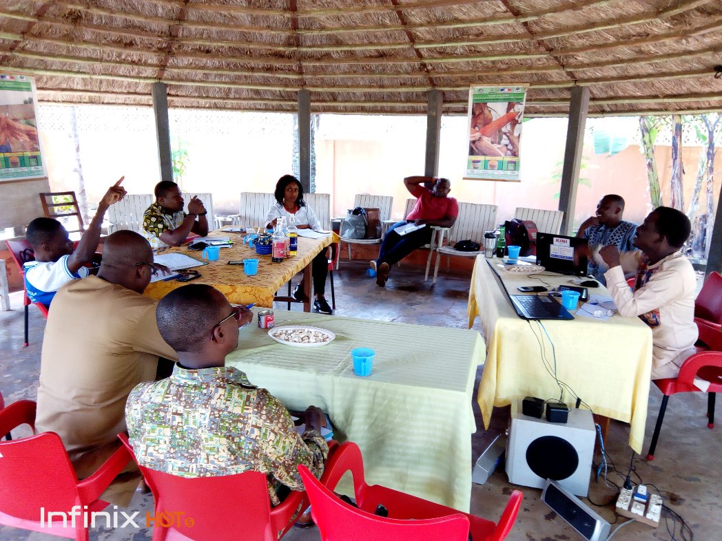 charleskolou's tweet photo. Le comité adhoc des acteurs de la chaine de valeur #Agricole chargé de définir des stratégies de promotion de la #ConsommationLocale au #Togo dont je suis membre est ce matin en séance de travail à #Tsévié au siège de #AGIDE. #Agroecologie @AgricultureTg @Mani_Gnarou @FojeaTg https://t.co/NCuyhBdvkq