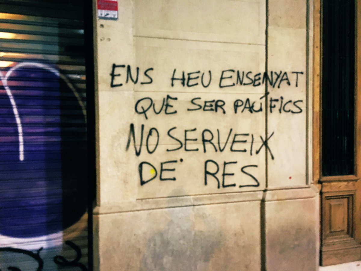 xuskla's tweet photo. Un bon resum per entendre millor els disturbis a Catalunya.                        La batalla d’Urquinaona.       Barcelona, Octubre 2019 #DisturbiosCatARV #BCNdisturbiosRTVE #RevoltaCatalana https://t.co/OqTfaoXmq9