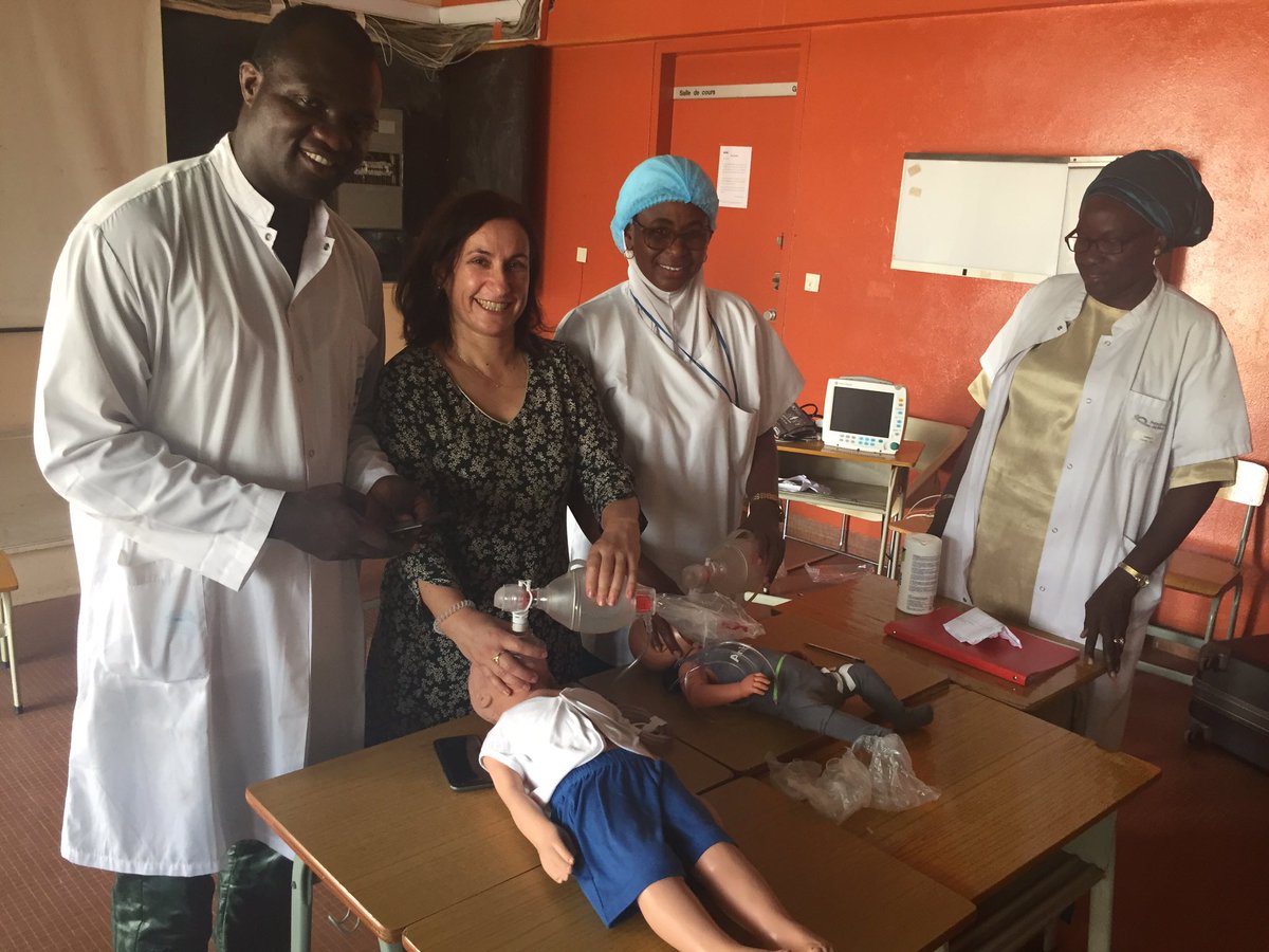 CarrereFlorence's tweet photo. [#Solimed] Isabelle Pruszkowski, infimière #AXAPartners (et infirmière anesthésiste en pédiatrie à l’@hopital_necker et @samudeparis, forme le personnel de l’hôpital Albert Royer, à Dakar🇸🇳, à l’utilisation du matériel médical. https://t.co/WArXQTxvSo