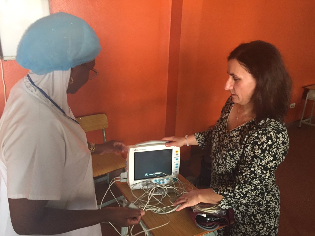 CarrereFlorence's tweet photo. [#Solimed] Isabelle Pruszkowski, infimière #AXAPartners (et infirmière anesthésiste en pédiatrie à l’@hopital_necker et @samudeparis, forme le personnel de l’hôpital Albert Royer, à Dakar🇸🇳, à l’utilisation du matériel médical. https://t.co/WArXQTxvSo