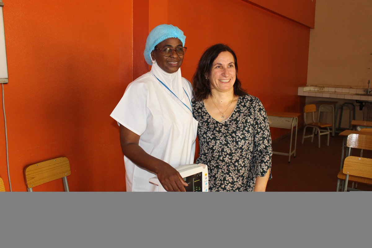 CarrereFlorence's tweet photo. [#Solimed] Isabelle Pruszkowski, infimière #AXAPartners (et infirmière anesthésiste en pédiatrie à l’@hopital_necker et @samudeparis, forme le personnel de l’hôpital Albert Royer, à Dakar🇸🇳, à l’utilisation du matériel médical. https://t.co/WArXQTxvSo