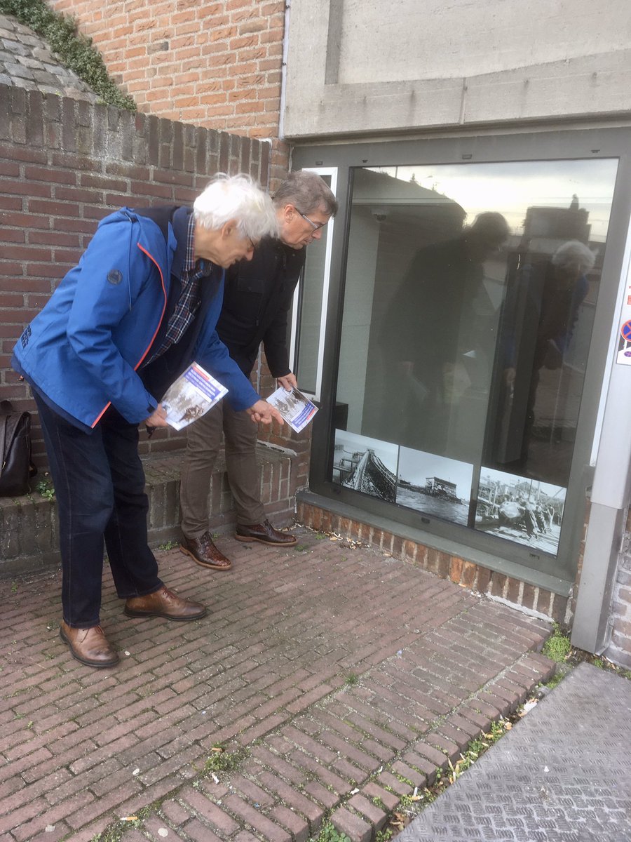 JohnJonge's tweet photo. Initiatiefnemer Ies Bijleveld geeft uitleg over de werking van de Duitse torpedobunker aan de hand van foto’s bij de Belgische loodsensociëteit. De etalageroute over de strijd om Vlissingen is o.a. verkrijgbaar bij @gem_vlissingen en @muZEEum. https://t.co/xc847zJPkK