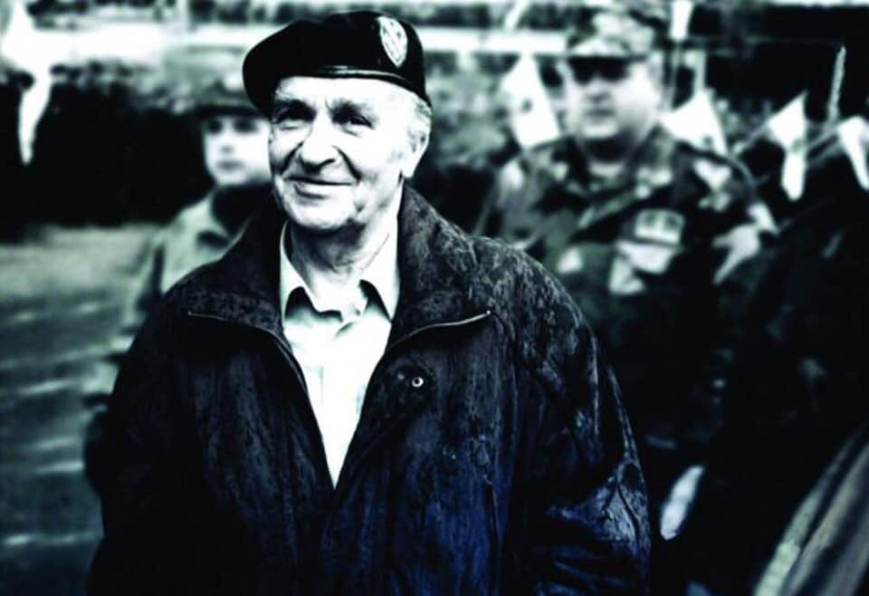 Murat1Kant's tweet photo. “Ve her şey bittiğinde, hatırlayacağımız şey; düşmanlarımızın sözleri değil, dostlarımızın sessizliği olacaktır.”
Bilge Kral #Aliyaİzzetbegoviç’i ebediyete irtihalinin 16. yılında rahmet ve sayg�� ve özlemle yad ediyoruz. https://t.co/aULVhBXz8b