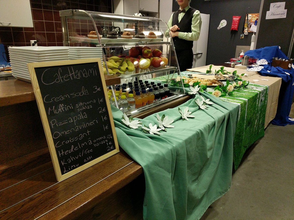 Muitakaa syödä ja juoda conin aikana. Tapahtumapaikalta löytyy useita vesipisteitä sekä Cafe Hanamin pop-up-meidokahvila, josta saa pientä purtavaa ja juomista ^^
Huom. Vain käteismaksu!