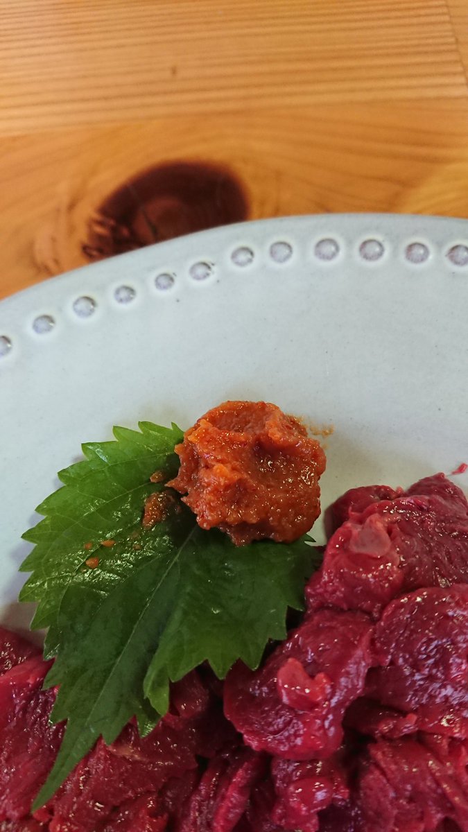 しゃくれーぜ 茨城県 大洗でガルパンおじさん中 ご馳走青柳 会津出身の店主おすすめの馬刺しをいただく 東京ではニンニク ショウガ タマネギが添えられる事が多いが 辛味噌を醤油に溶きながら食べるのが会津の食べ方なのだとか せんのめし