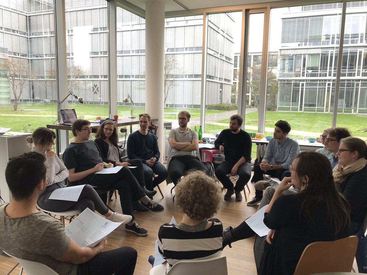 HFDdigital's tweet photo. Der #DigitaleChangemaker-Kick-off ist in vollem Gange!
Nachdem sich die Changemaker in Zweier-Teams kennengelernt haben, stellen sie ihre Partner*innen nun in der großen Runde vor. Wer bringt was mit? Wer sucht wo Unterstützung? Für was gibt es ein dickes Like?
#DigitalTurn https://t.co/fvyUvwdSKP