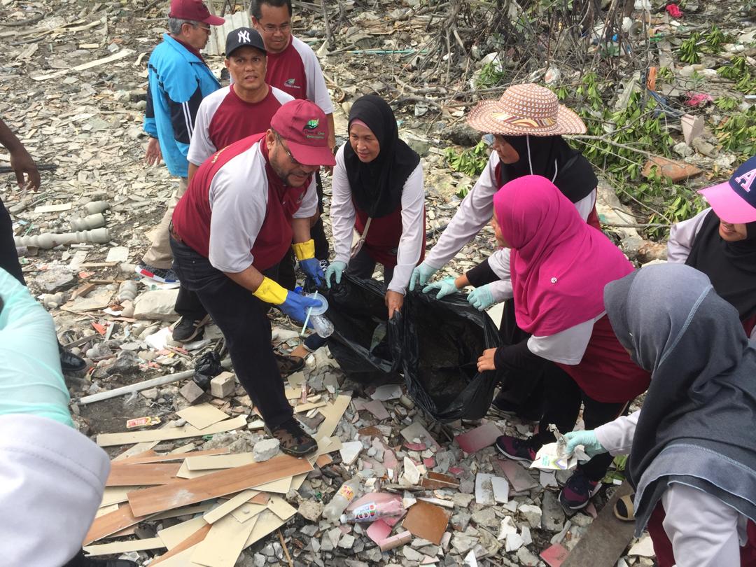 mujahidrawa's tweet photo. Planting mangrove trees for sustainability of the eco system and investing for the future generation in cleaning up the mess we make at Pulau Ketam #compassionateislam https://t.co/mRDGwGY2iR
