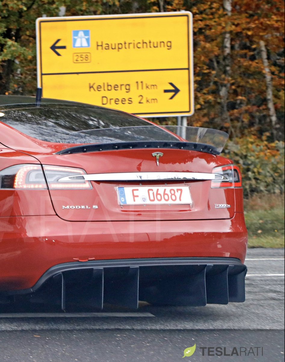 vincent13031925's tweet image. Check out the Tesla P100D Plaid front fender’s air vents and the rear diffuser... F’n EPIC!! 

#Tesla #P100D #Plaid