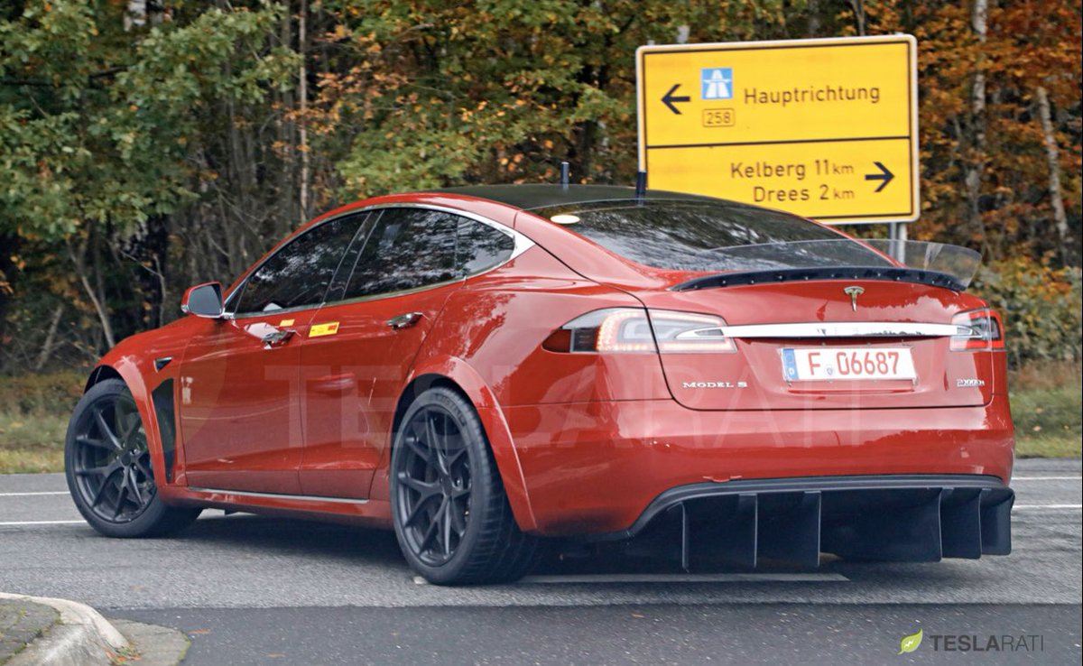 vincent13031925's tweet image. Check out the Tesla P100D Plaid front fender’s air vents and the rear diffuser... F’n EPIC!! 

#Tesla #P100D #Plaid