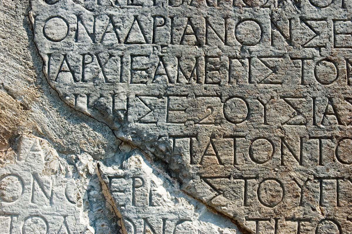 DeepMind AI beats humans at deciphering damaged ancient Greek tablets bit.ly/32pPXJK