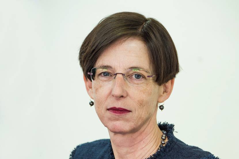 sypwynia's tweet photo. De NL financiële wereld is, zo blijkt ook uit de gigaboetes voor de banken, is kwetsbaar voor misdaadgeld. Dan moet je dus wel de beste toezichthouders aantrekken, betoogt Eduard #Bomhoff - en niet een kenner van Haagse binnenwereld. https://t.co/ZA1bAO2R0O #VolgWyniasWeek https://t.co/WfnxU9B92B