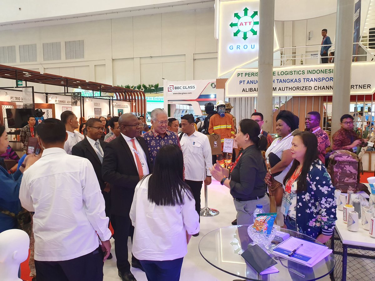 Kemendag's tweet photo. Mendag RI @enggartiastolukita bersama Minister of Commerce, Industry and Trade of The Kingdom of Eswatini, Manqoba Khumalo berkeliling area #TEI2019. #GenjotEkspor https://t.co/vtwtuRwpmq