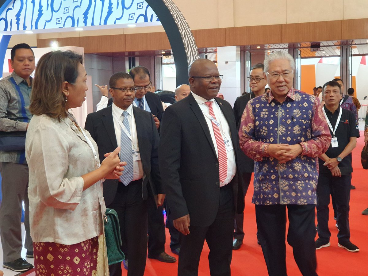Mendag RI @enggartiastolukita bersama Minister of Commerce, Industry and Trade of The Kingdom of Eswatini, Manqoba Khumalo berkeliling area #TEI2019. #GenjotEkspor