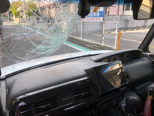 フロントガラス叩き割り事件