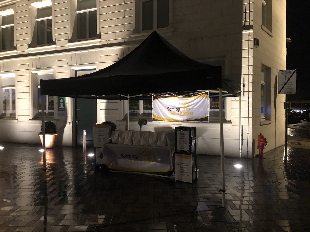 Kenneth57994544's tweet photo. Voor het goede doel aardappelen verkopen op de markt in Geel #komoptegenkanker #PATATtegenkanker #rafpatat #thomasmore #itfactory https://t.co/zJZp41KIGZ