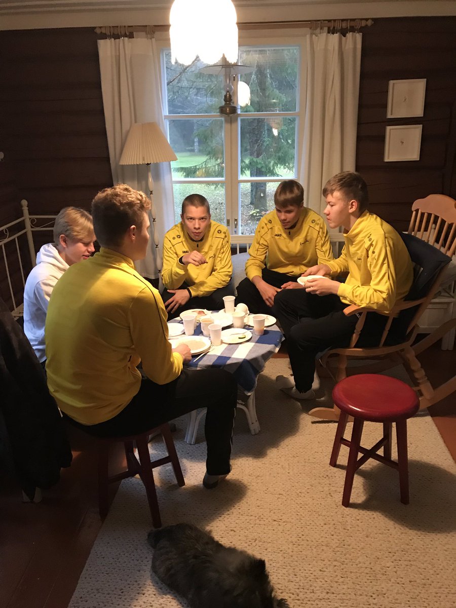 Kemp3Le's tweet photo. B1-pojat aloittavat sm-kiertueen a-poolissa, joka pelataan Kuopiossa. Yötä vietettiin maalaismaisemissa koutsin mökillä, jossa koko joukkue sai nukkua samassa tilassa. Hieno aloitus kaudelle sisältäen paljuilua, saunomista, uintia +4 asteisessa järvessä! #lentis #ryhmäytyminen https://t.co/2ofgdt38sH