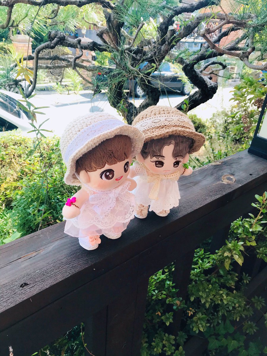 bang_A_garang's tweet photo. #5 다섯번째 아가 옷 후기
솜솜님의 라피아햇 도착~❤️
진.심.너.무.이.뻐.요.(단호)😤 앞으로 저희 솜뭉치들의 애착 아이템이 될 것 같아욥!!

🌈 모자-@moongchidochoo
🌈 카키윙 원피스-@RoseL0408
🌈 신발-@onlyshoooooe

#솜뭉치 #솜일리룩 #솜솜이아가들 #박지훈인형 #카키윙 #방탄소년단인형 https://t.co/akKbf1uKZz