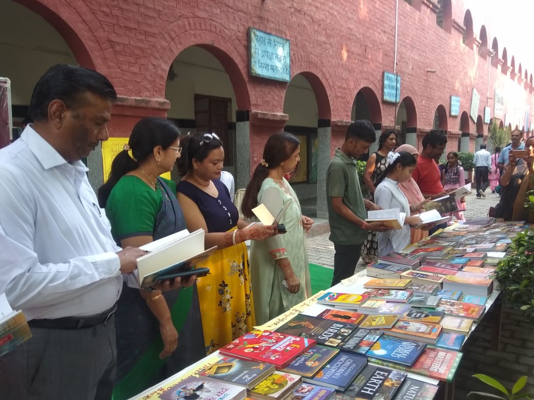 rupiiism's tweet photo. In #DelhiGovtSchools Libraries have been strengthened with numerous good books. A beautiful #LibraryMela organised at 1413070 Sec-16, Rohini to sensitize parents towards promoting the development of #ReadingSkills of their ward and to instill the 
joy of reading. #MegaPTMinDelhi https://t.co/2eiJRqxwxw