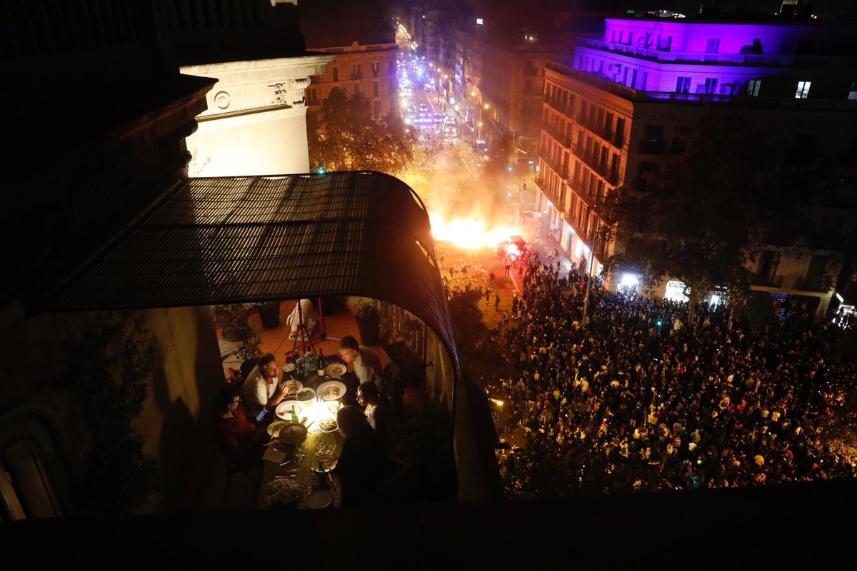 xavieraldekoa's tweet photo. Esta foto de Ferran Nadeu. 
La cena y el fuego en Barcelona. Brutal. https://t.co/jD3CFB75Om