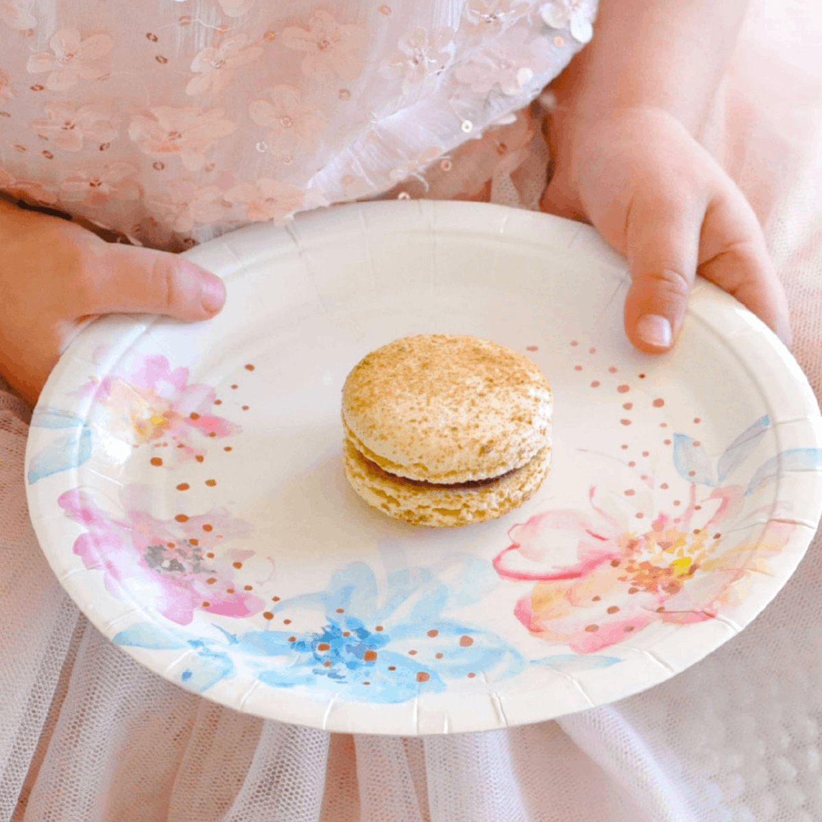 IllumePartyware's tweet photo. Yummy macaroon on our pretty  floral plate.
https://t.co/eDYp0Ctv1o
#illumepartyware #birthdaydecoration #floralparty #floralplates  #partyplates #birthdays #partyplanning #partyideasgroup #partyideasforkids https://t.co/fX41JRAuJZ
