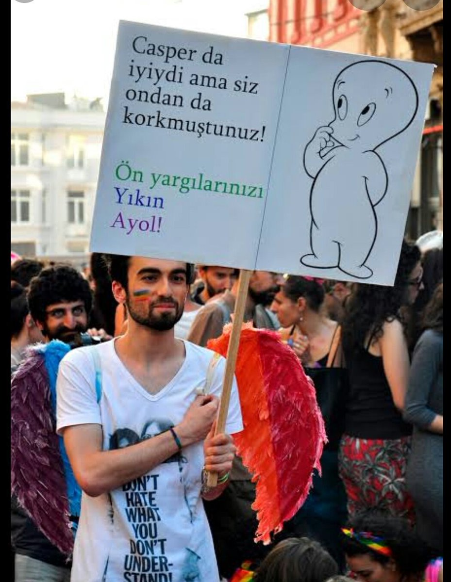 howtomke's tweet photo. Kafa ancak bu kadar çalışıyor işte çünkü her bulduklarını bi taraflarina sokuyorlar!!!! Neyse ki pankartın çubuğu hâlâ elinde!!!!!
#LGBT https://t.co/eNqPcDsIDG