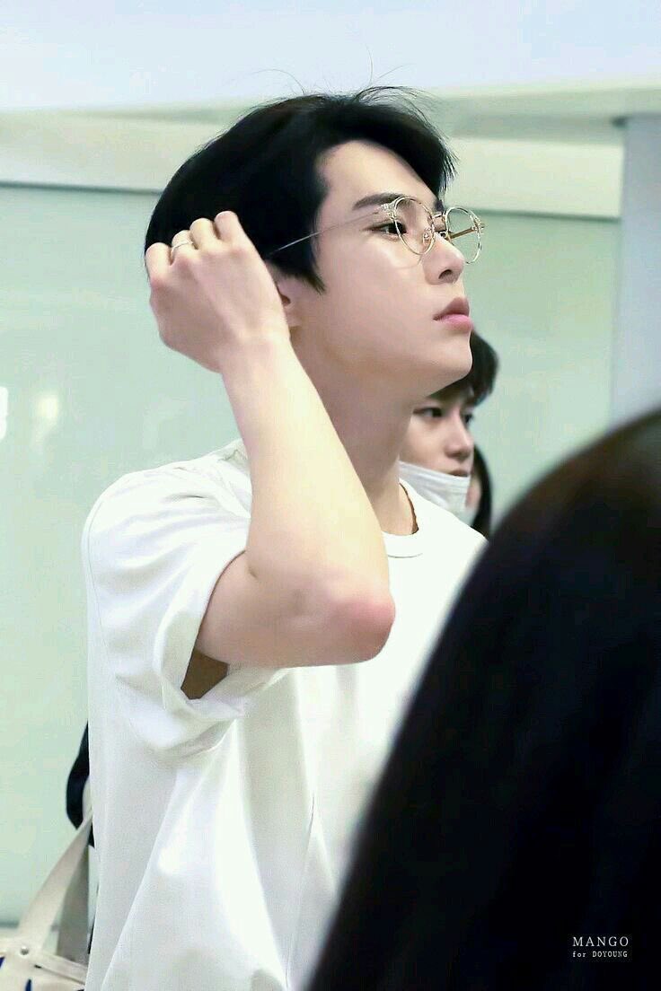 jungwooyy's tweet photo. ขอสอบถามหน่อยค่ะ พอดีจะตัดแว่นใหม่ระหว่างแว่นสี่แบบนี้เราจะเอาปัญญาที่ไหนหาผู้ชายแบบนี้ได้ในชีวิตจริงคะ https://t.co/9KHXsInchJ