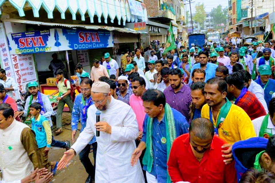 Live updates
#AIMIM President Barrister @asadowaisi Sahab Paidal Daura Door to Door  Campaigning Along with AIMIM Aurangabad East MLA Candidate @DrGaffarQuadri Sahab in #Baijipura 

#Vote4Kite 
#Vote4Owaisi
#MaharastraElections2019