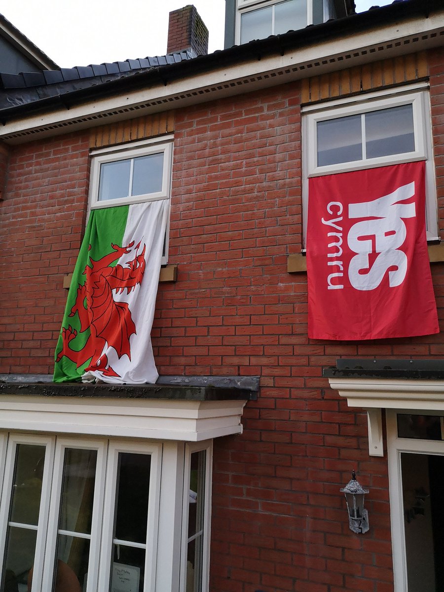 FreyaSykes's tweet image. Just back home from picking student son up...turn into courtyard to find our neighbours had put an England flag up... Oh... Challenge accepted... This is our #Nashie answer. 😂

#flagwars #RugbyWorldCup