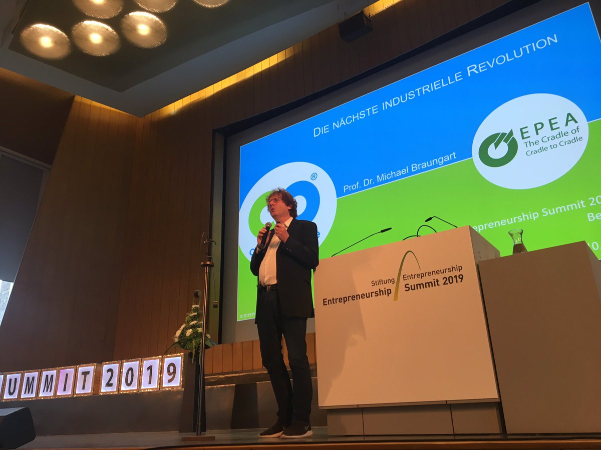 ‚Wir sind das einzige Tier, das Abfall macht.‘ sagt Michael Baumgart beim #Entrepreneurshipsummit #cradletocradle #wirkönnenökonomiebesser
