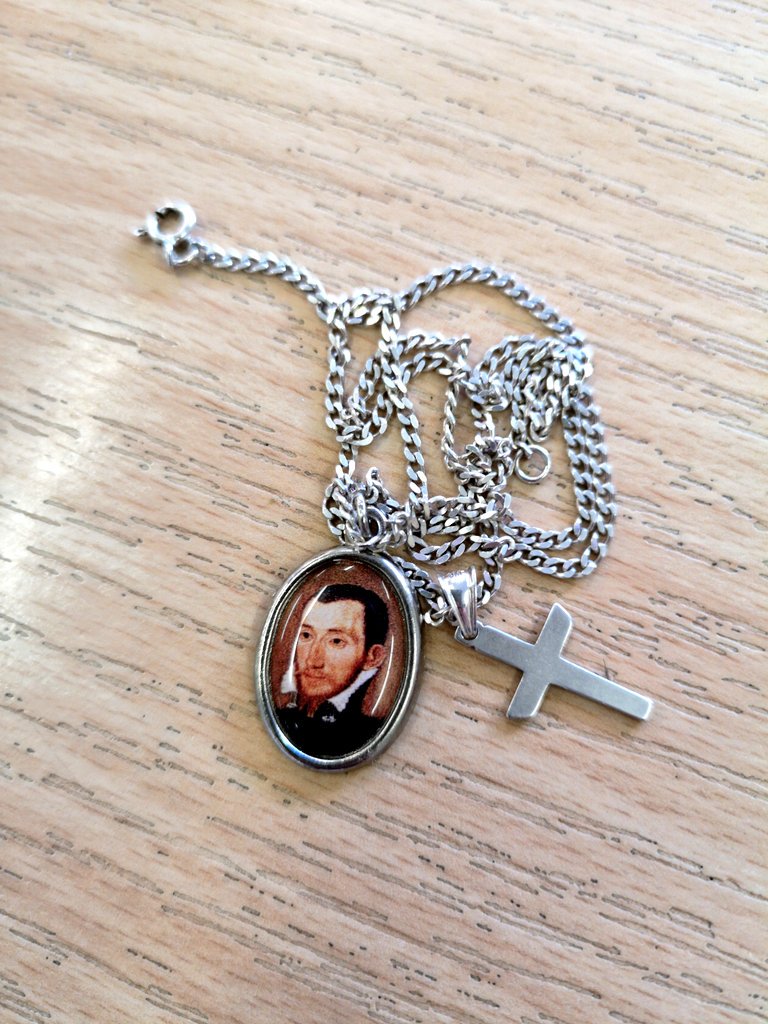 StPhilipHoward's tweet photo. When the children went out for P.E., one of the boys left this on his table. Such a sweet way to remember our patron saint. 💖
We still have some medals left so if you'd like to buy one, please ask at the office. 💎

#StPH #60thanniversary #diamondanniversary #StPhilipHoward https://t.co/QBsyWU9Ou6