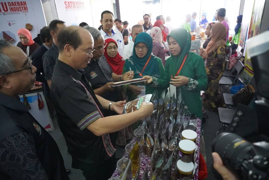 madiustangau's tweet photo. #UsahawanWiraEkonomi #KoperasiPemacuUsahawan tema Pelancaran Satu Daerah Satu Industri (SDSI) Peringkat Negeri Sabah yg saya lancarkan di Imagi, #KK bagi pihak YAB Ketua Menteri pada Jam11.30am pagi tadi. ⁦@MTISabah⁩ ⁦@MEDMalaysia⁩ ⁦@DIDRSabah⁩ #SabahIndustries https://t.co/cYErlYq4LT