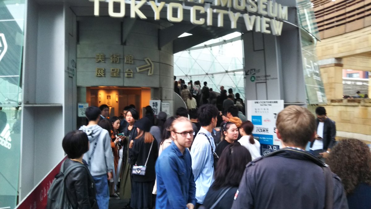 ohnoemi's tweet photo. お稽古後にバスキア展に寄ろうと思ったら流石週末、50分待ち。うん平日来よう。#バスキア　#六本木アーツギャラリー https://t.co/s6VwUOUljB