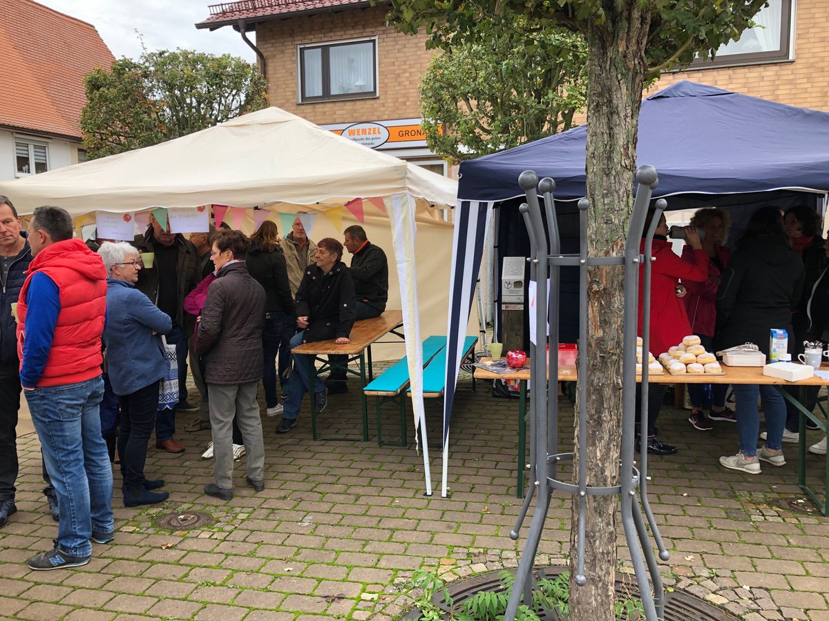Großer Andrang am Brunnenplatz beim Kartenvorverkauf für den Kappenabend der Gronauer Äppelscher am 15.02.2020. Bei Kreppel, Kaffee und Sekt. #LebendigesGronau